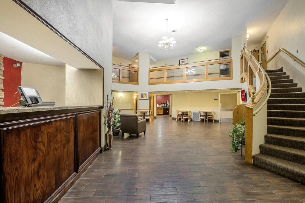 Red Roof Inn & Suites Hermitage — 8
