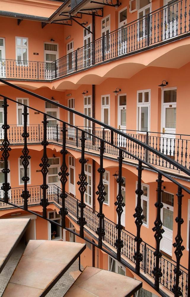 Ariston & Ariston Patio
