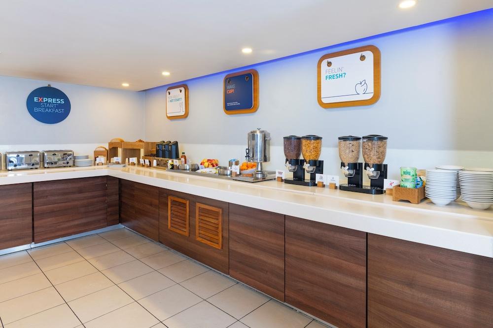 EXPRESS BY HOLIDAY INN WARWICK — 10