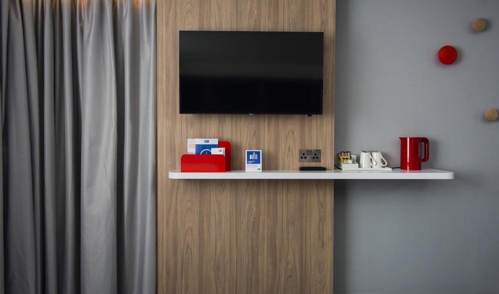 Holiday Inn Express London Luton Airport — 5
