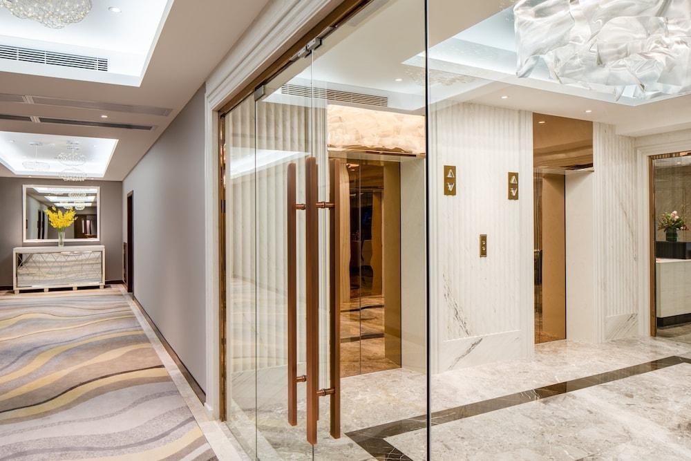 HOLIDAY INN MACAU — 9