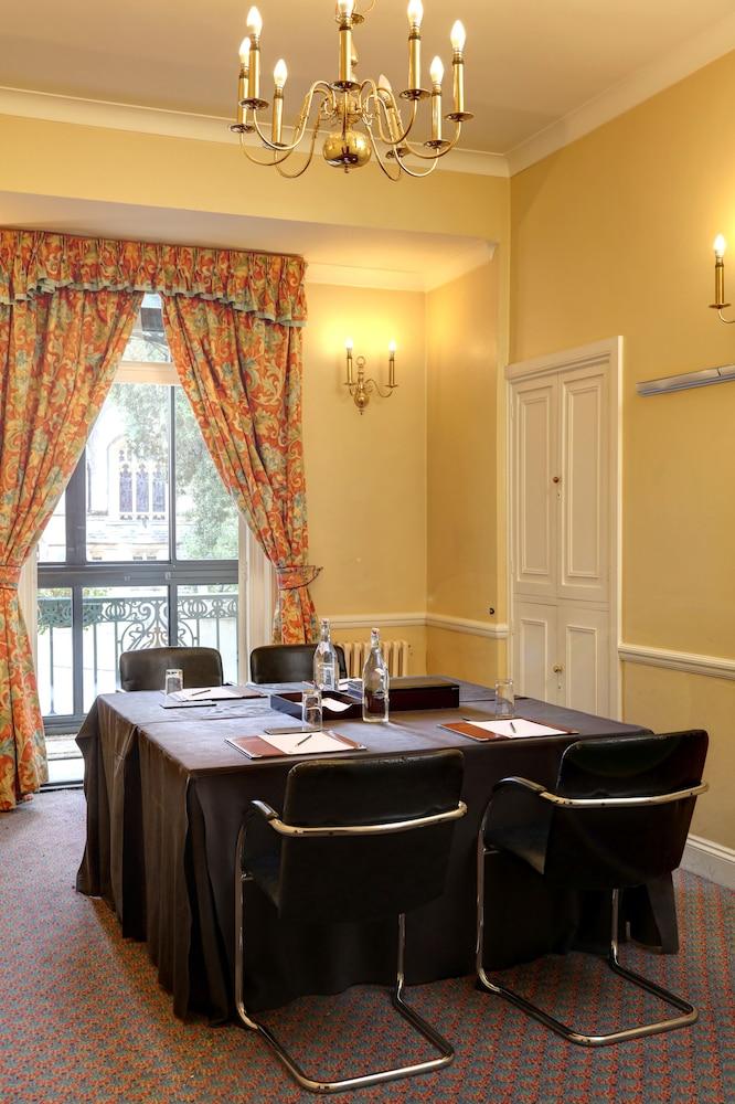 Norfolk Royale Hotel — 10