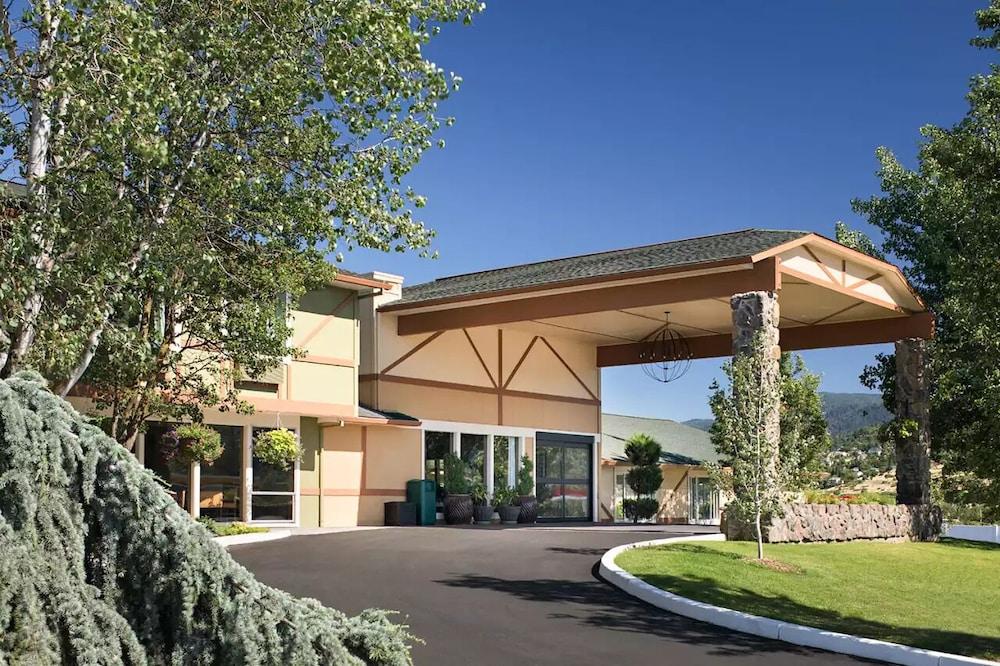 Comfort Inn & Suites Ashland, OR — 2
