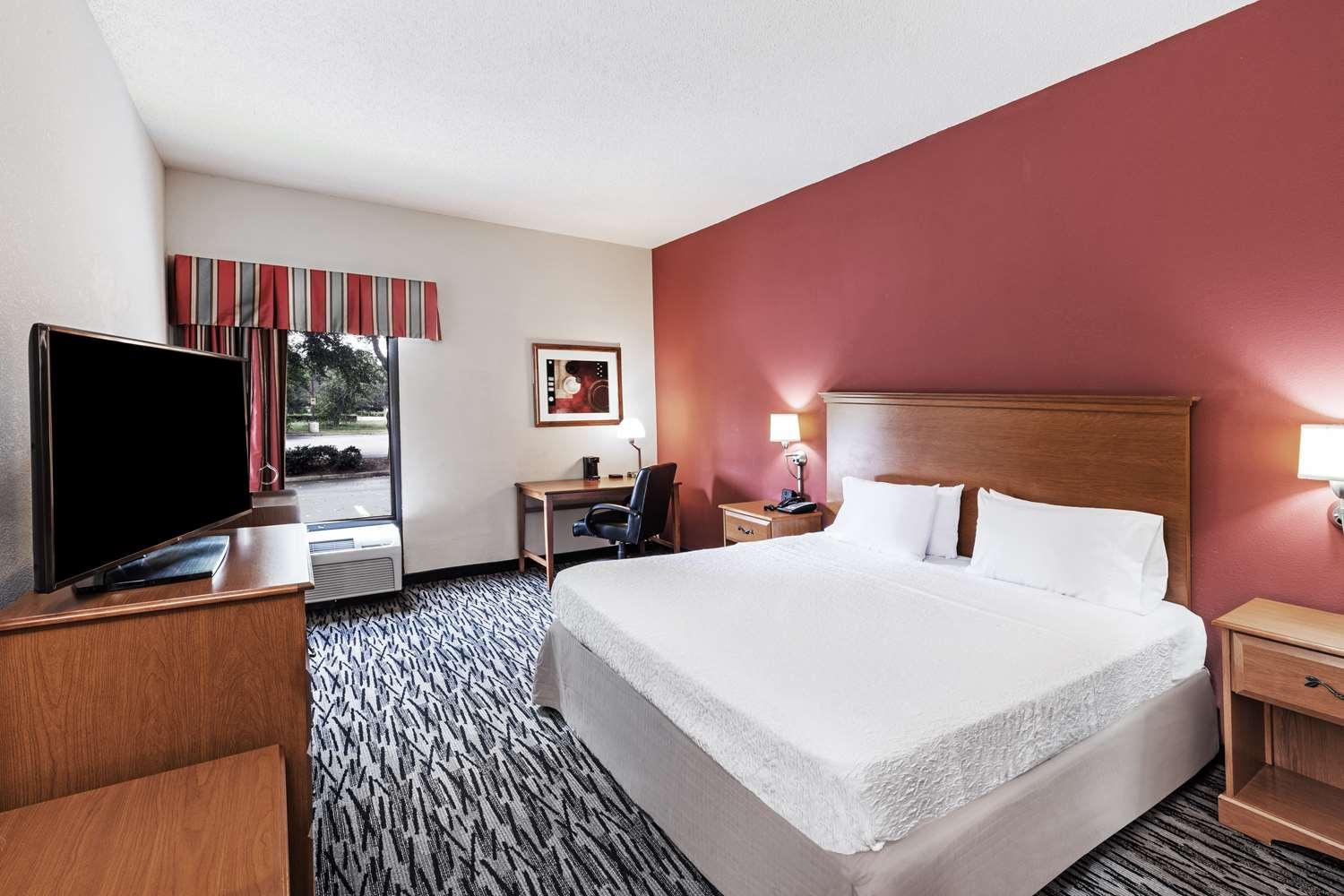 Hampton Inn Aiken — 7