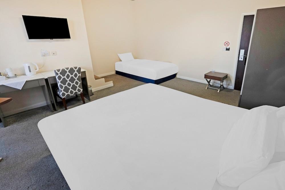 OYO The Baltimore Hotel