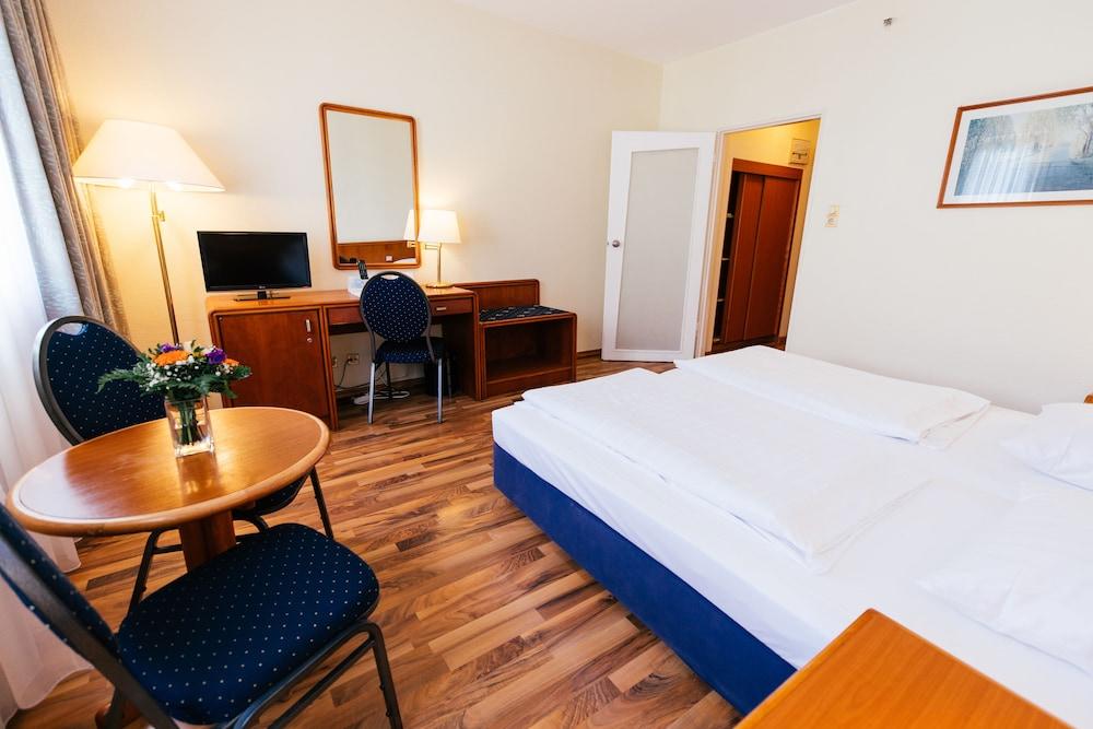 HOTEL EXCELSIOR 8174 — 7