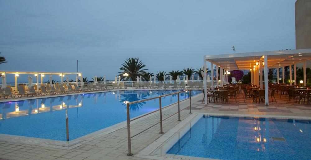 Queen's Bay Hotel — 7