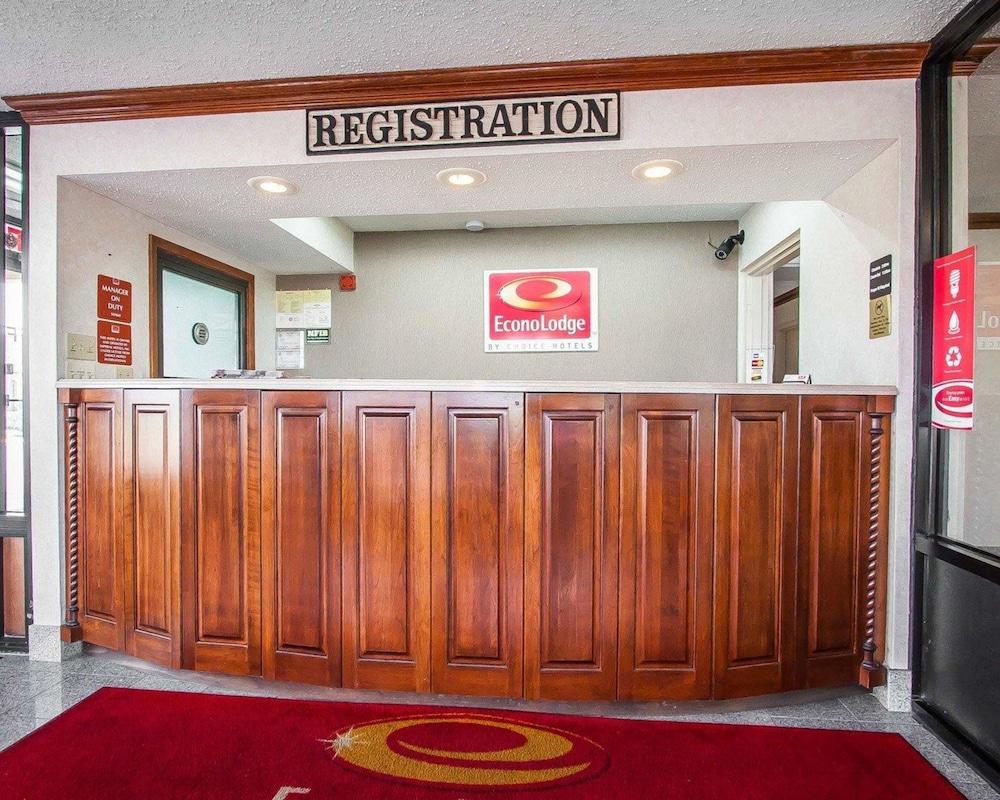 Econo Lodge Dyersburg I-155 — 7