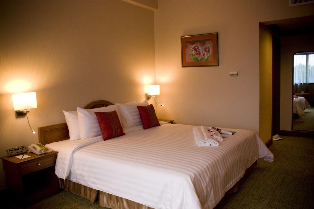 THE CENTREPOINT HOTEL(MB) — 7