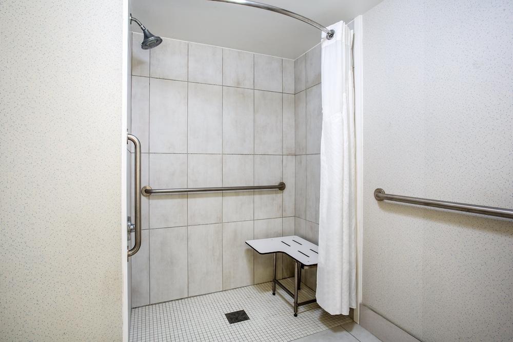 Holiday Inn Express Hotel and Suites Fort Wayne — 3
