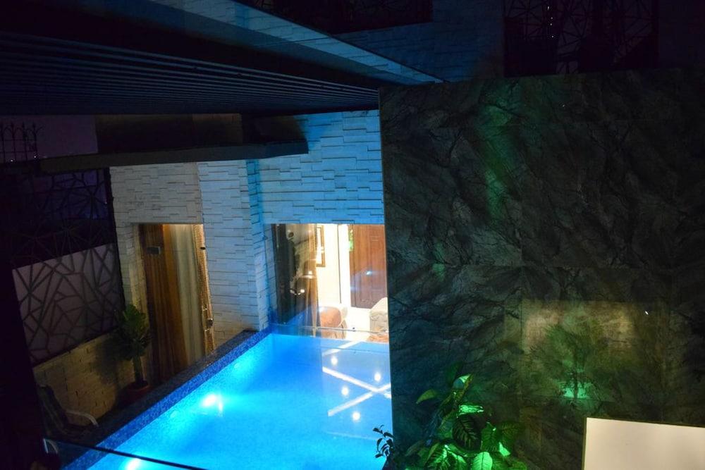 Hilton Suites (Local) 1004535 — 2