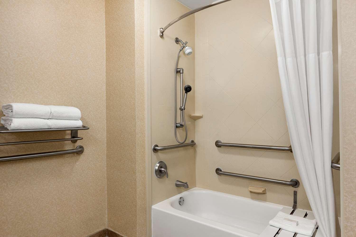 Hampton Inn & Suites Atlanta Airport West/Camp Creek Pkwy — 2