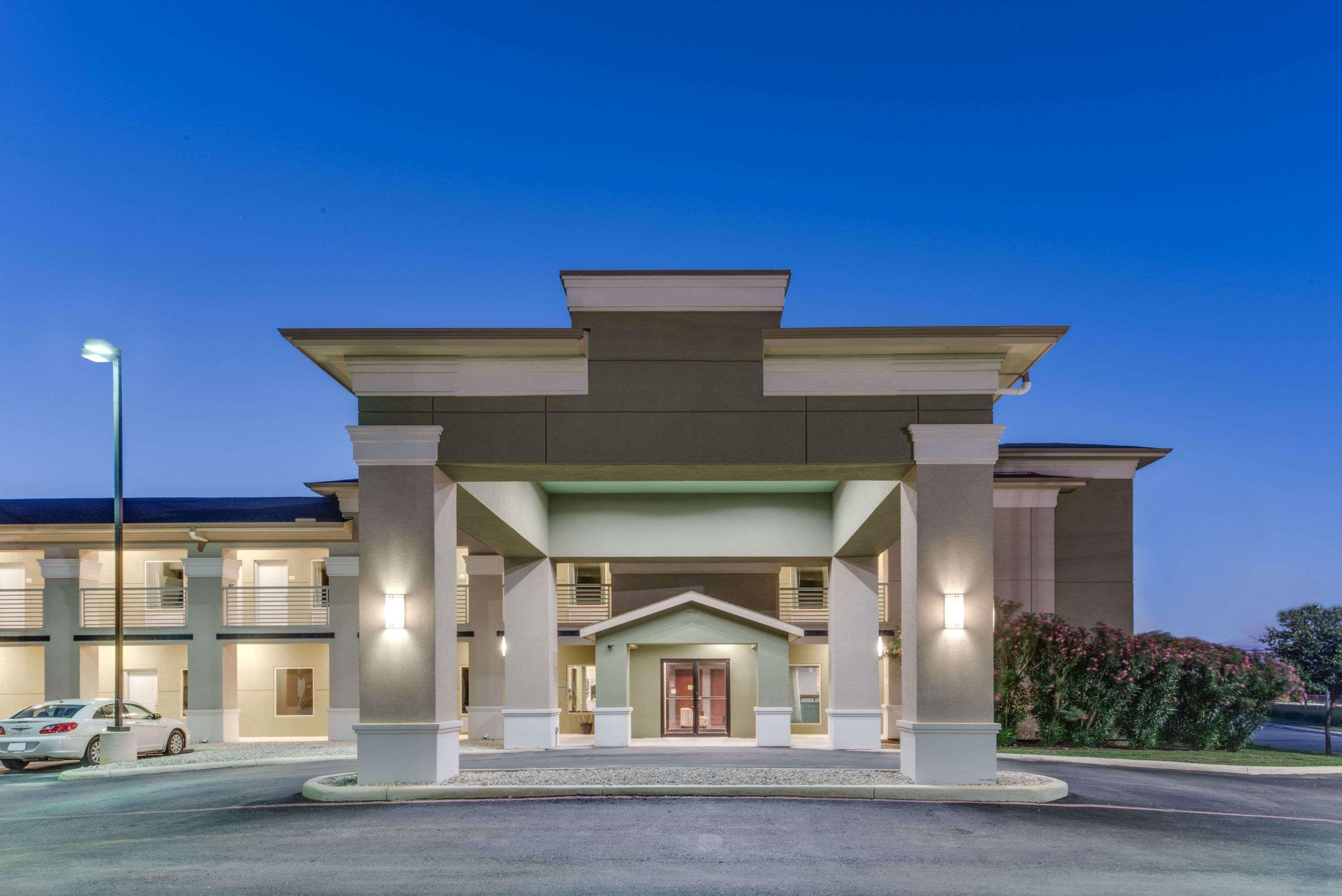 Super 8 by Wyndham Cotulla TX — 2