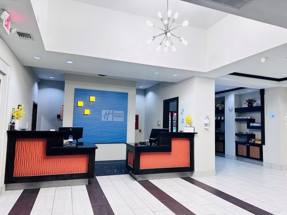Holiday Inn Express and Suites Houston East Baytown — 4