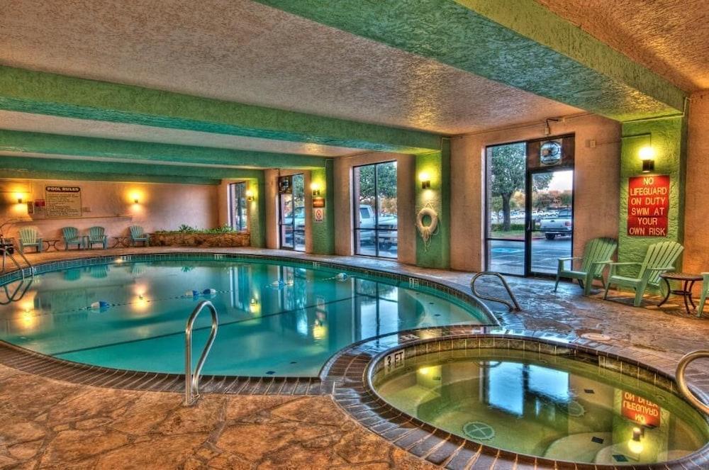 MCM Elegante Suites