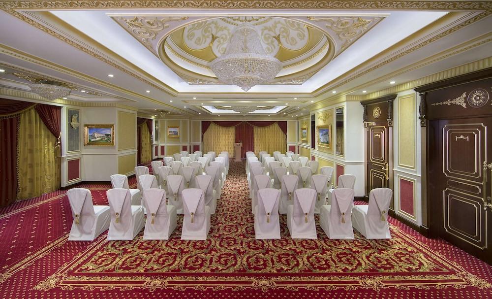 Royal Rose Abu Dhabi, a Curio Collection by Hilton Affiliated Hotel — 8