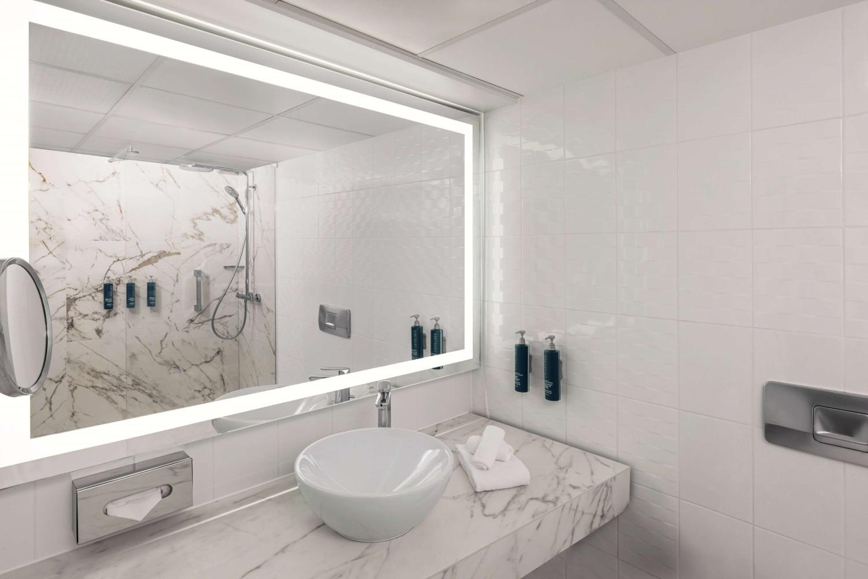 HILTON VIENNA DANUBE WATERFRONT 2304 — 3