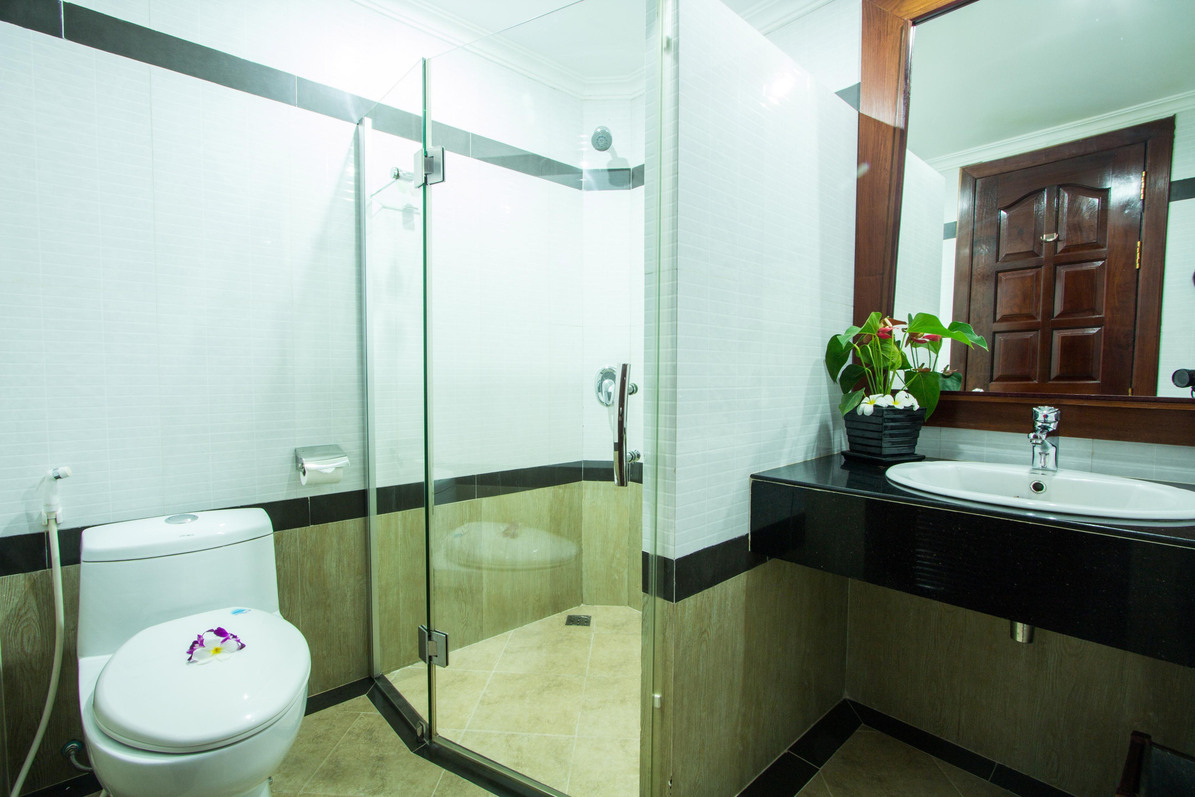 ROYAL EMPIRE HOTEL 137804 — 10