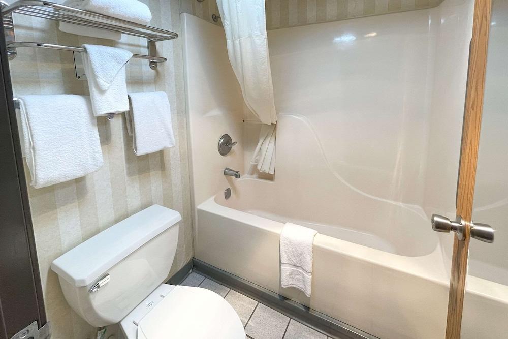 Quality Inn & Suites Gibsonia - Pittsburgh North PA — 7