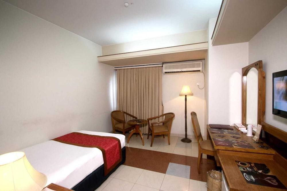 Hotel Victory — 8