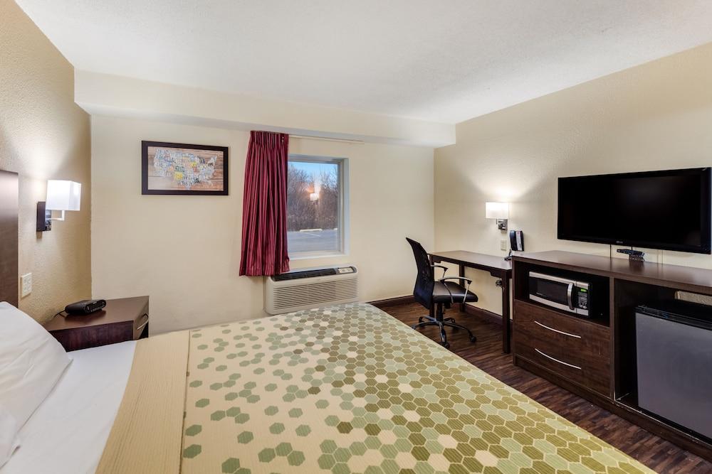 Econo Lodge Inn And Suites — 9