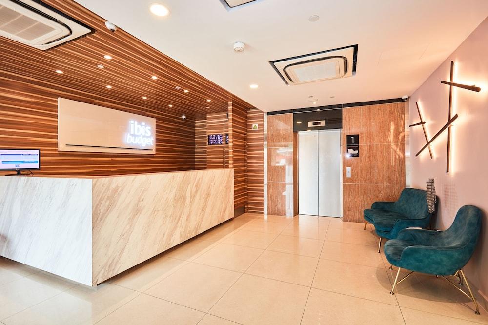 ibis budget Singapore Crystal — 8