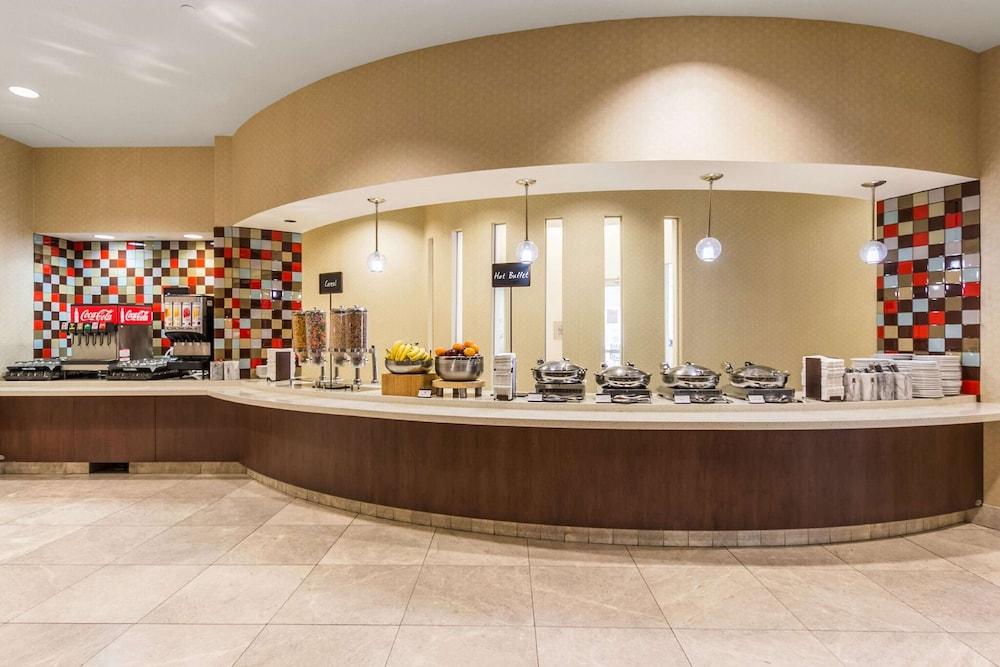 Embassy Suites by Hilton Newark Airport — 8