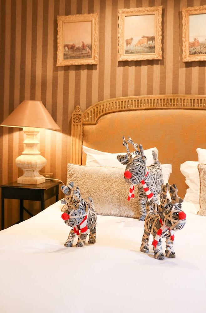 HOTEL CHATEAUBRIAND 7044 — 8