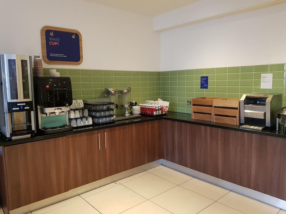 Holiday Inn Express Wakefield — 7