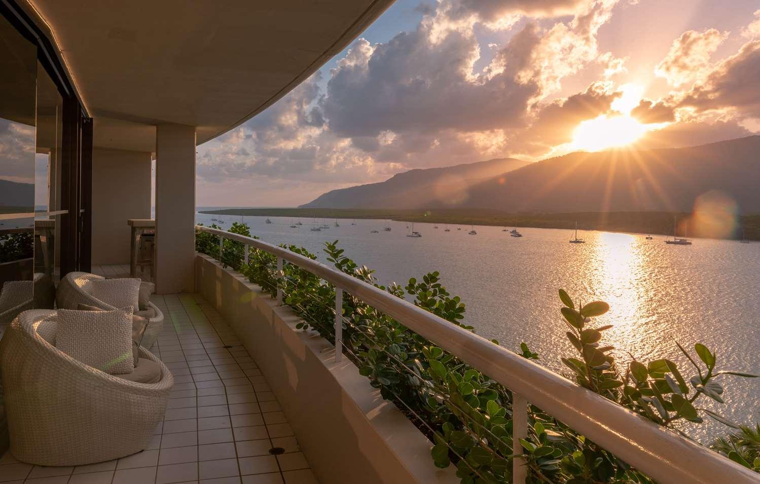 HILTON CAIRNS HOTEL — 9