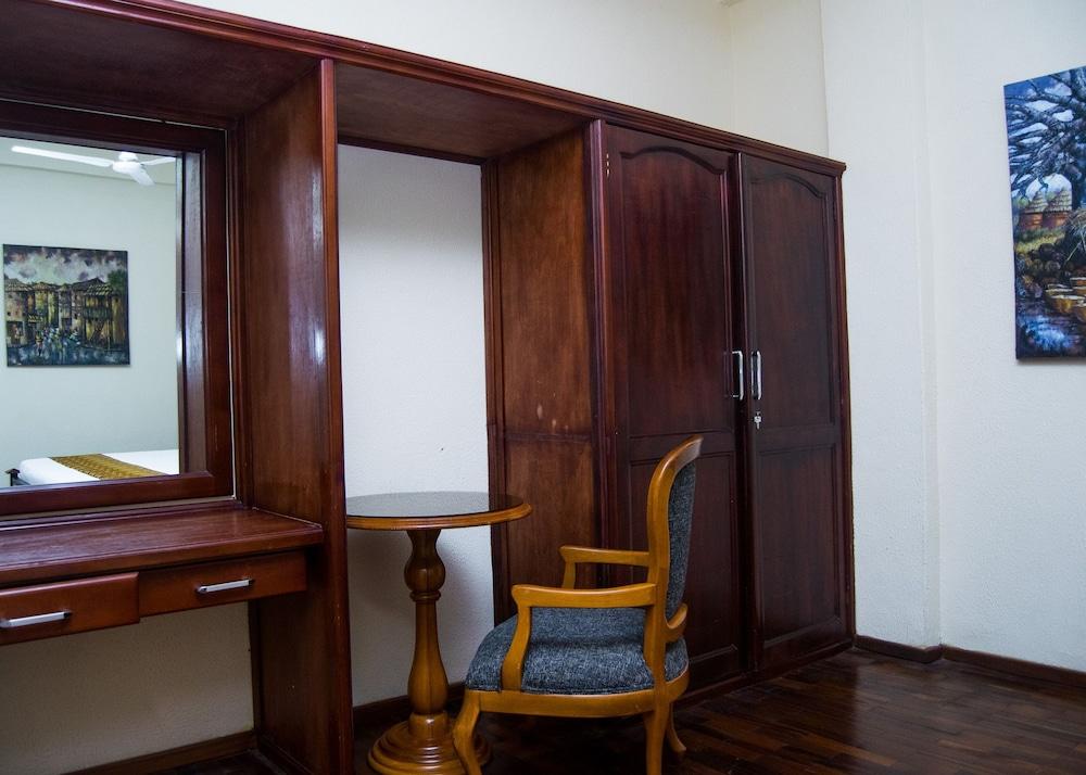 Coconut Grove Regency Hotel 1129248 — 7