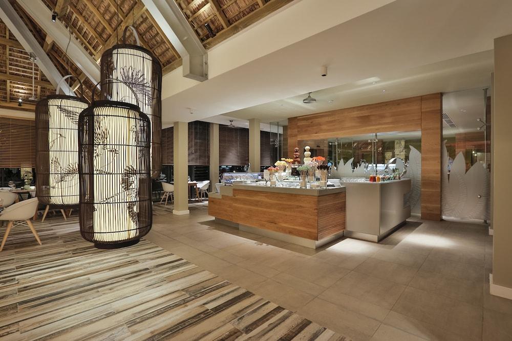 The Bay Club at Anahita