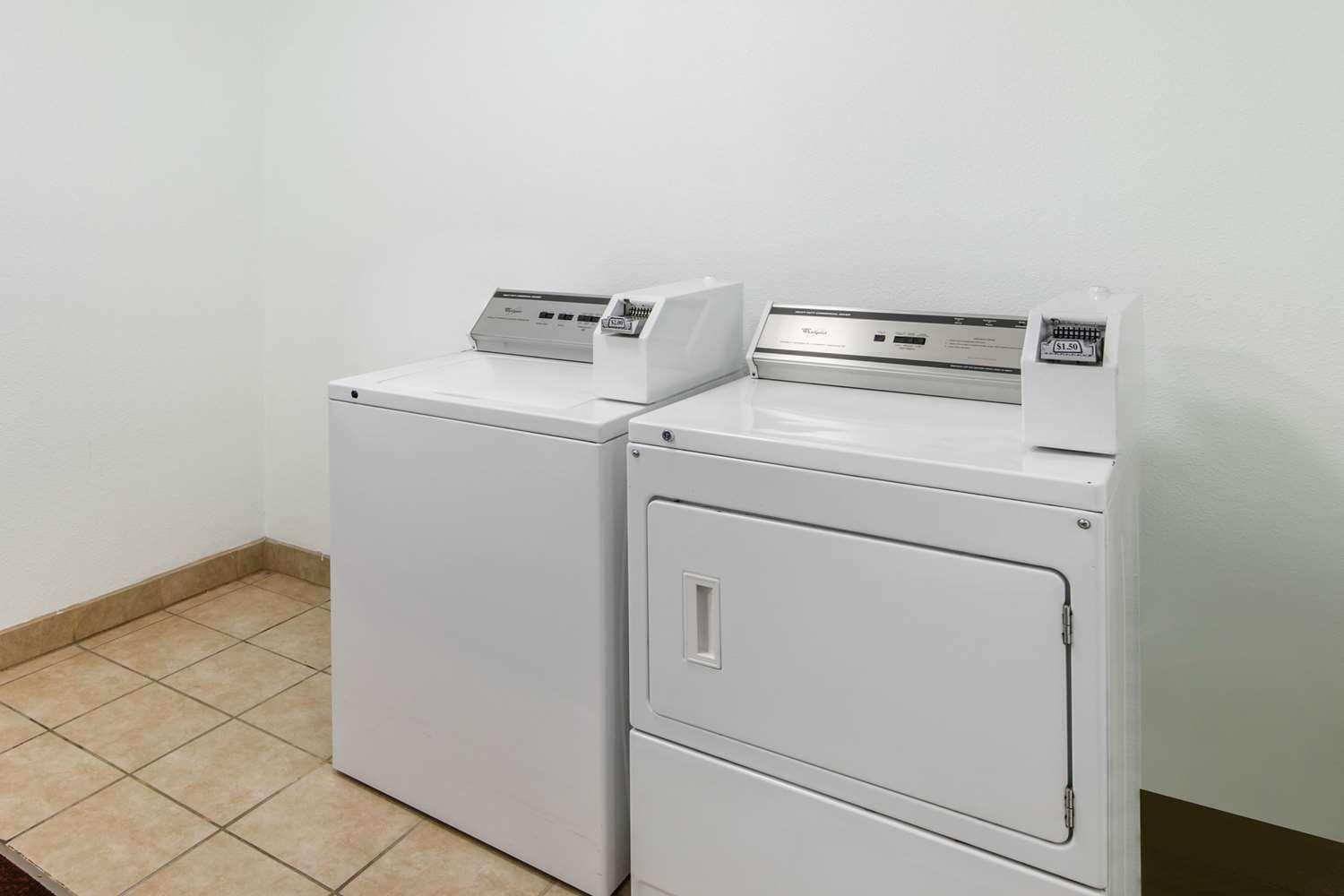 Quality Inn & Suites Albuquerque North Near Balloon Fiesta Park — 8
