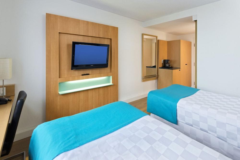 BOND PLACE HOTEL 3144 — 5