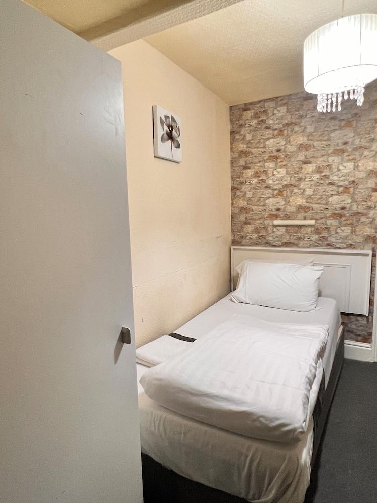 The New Oxford Hotel — 10