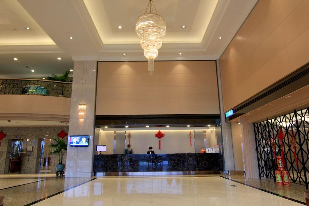EVERGREEN LAUREL — 6