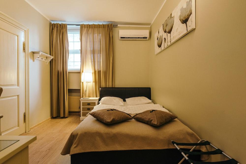 MERCHANT'S HOUSE HOTEL — 9