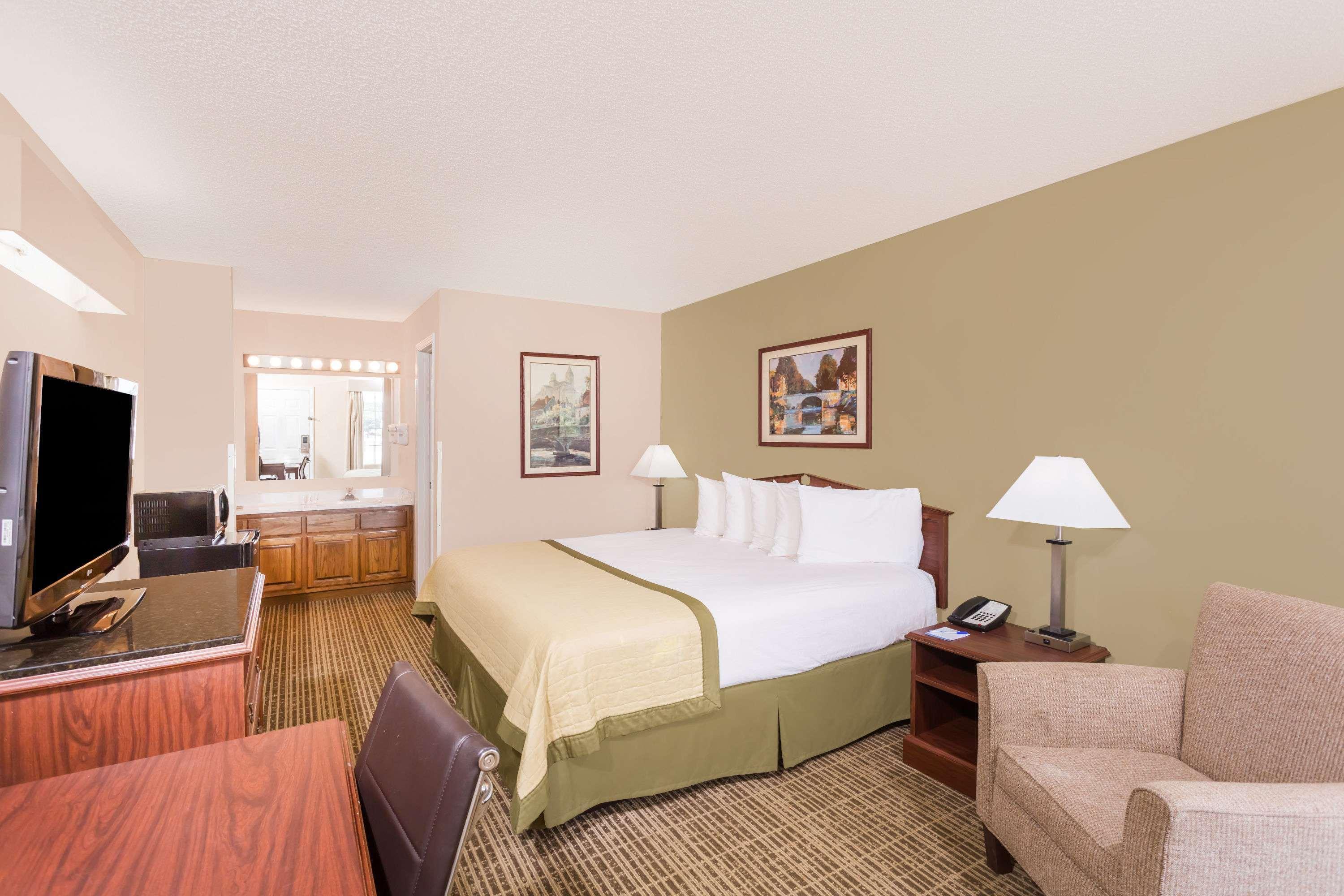 Baymont By Wyndham Albany At Albany Mall — 10