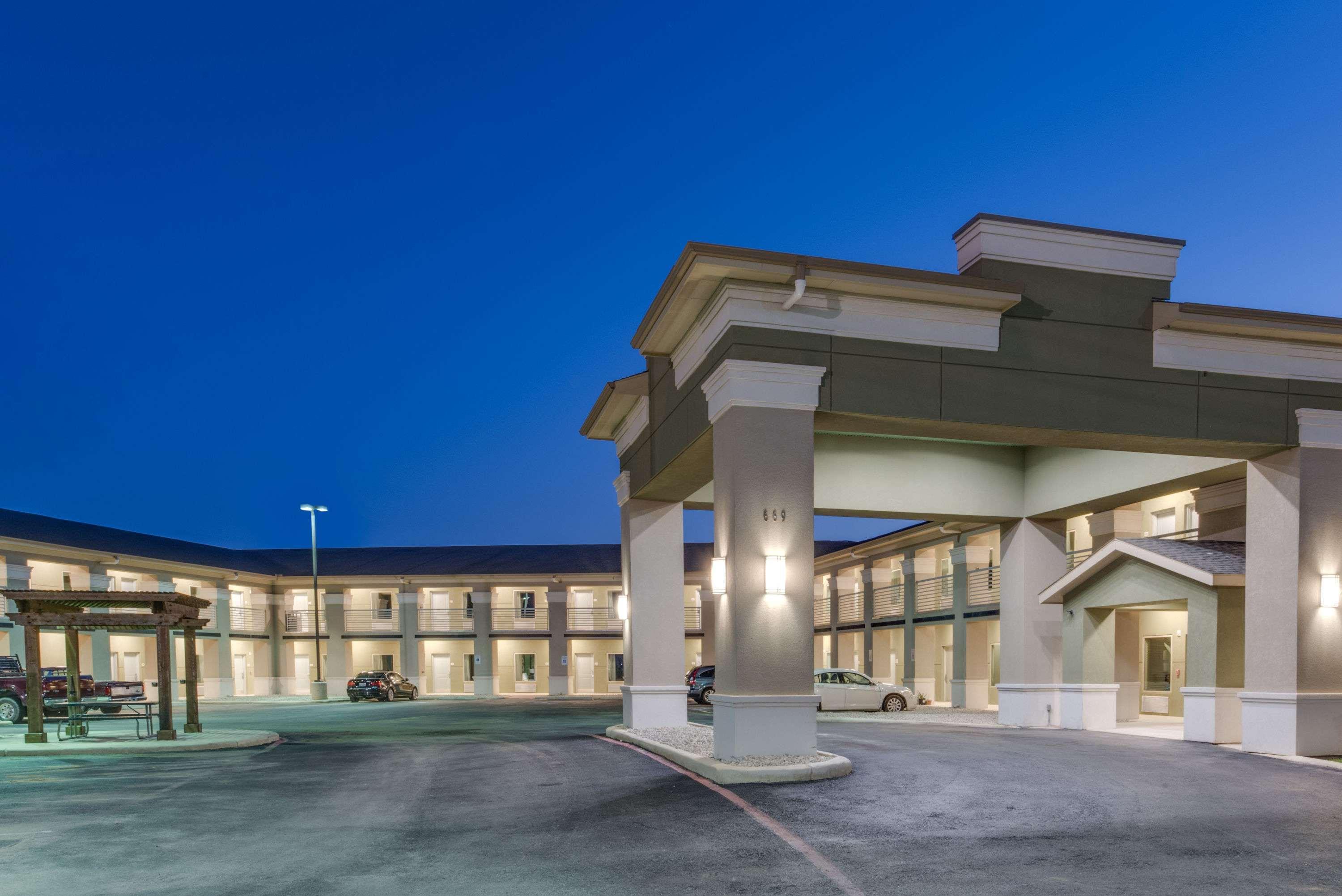 Super 8 by Wyndham Cotulla TX — 3