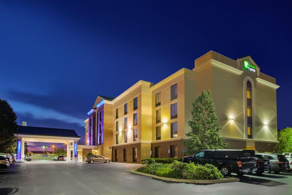 Holiday Inn Express Hotel and Suites Fort Wayne — 7