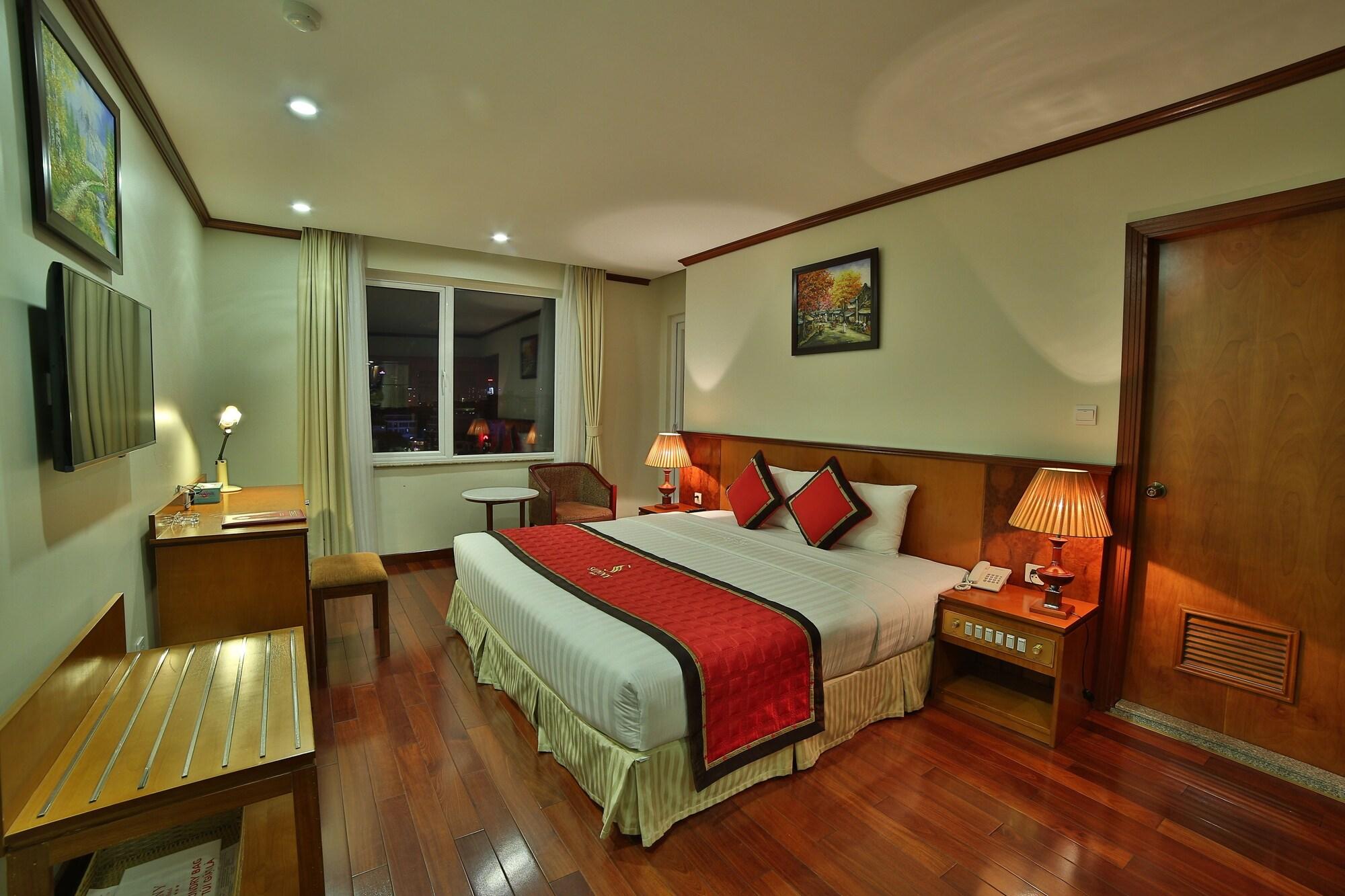 Sunny Hotel 1 — 8