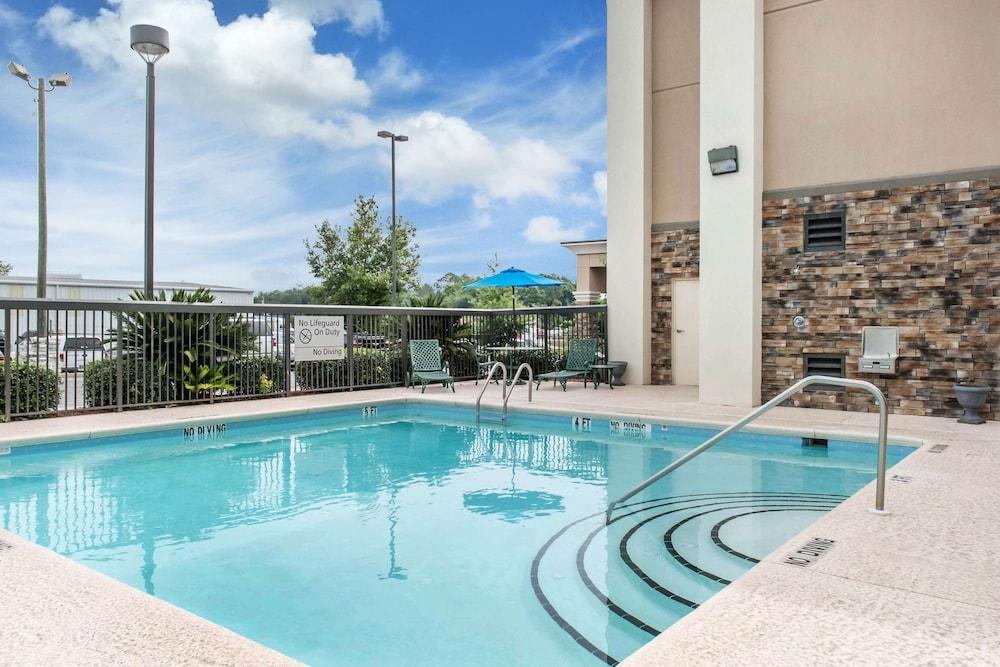 Hampton Inn Douglas — 6