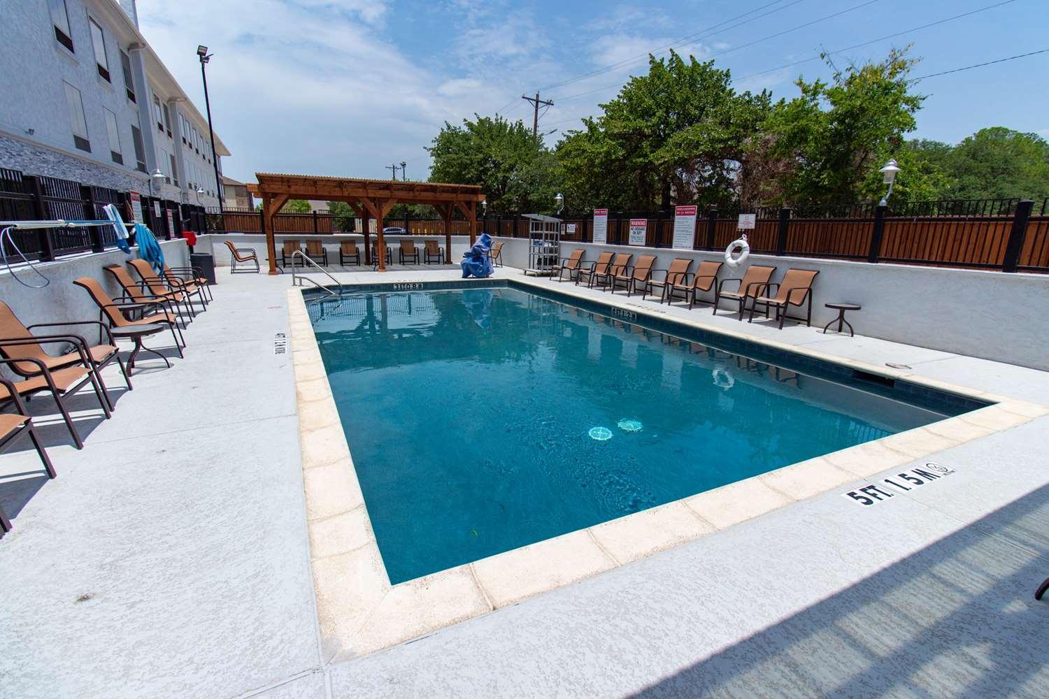 Hampton Inn & Suites Denton — 5