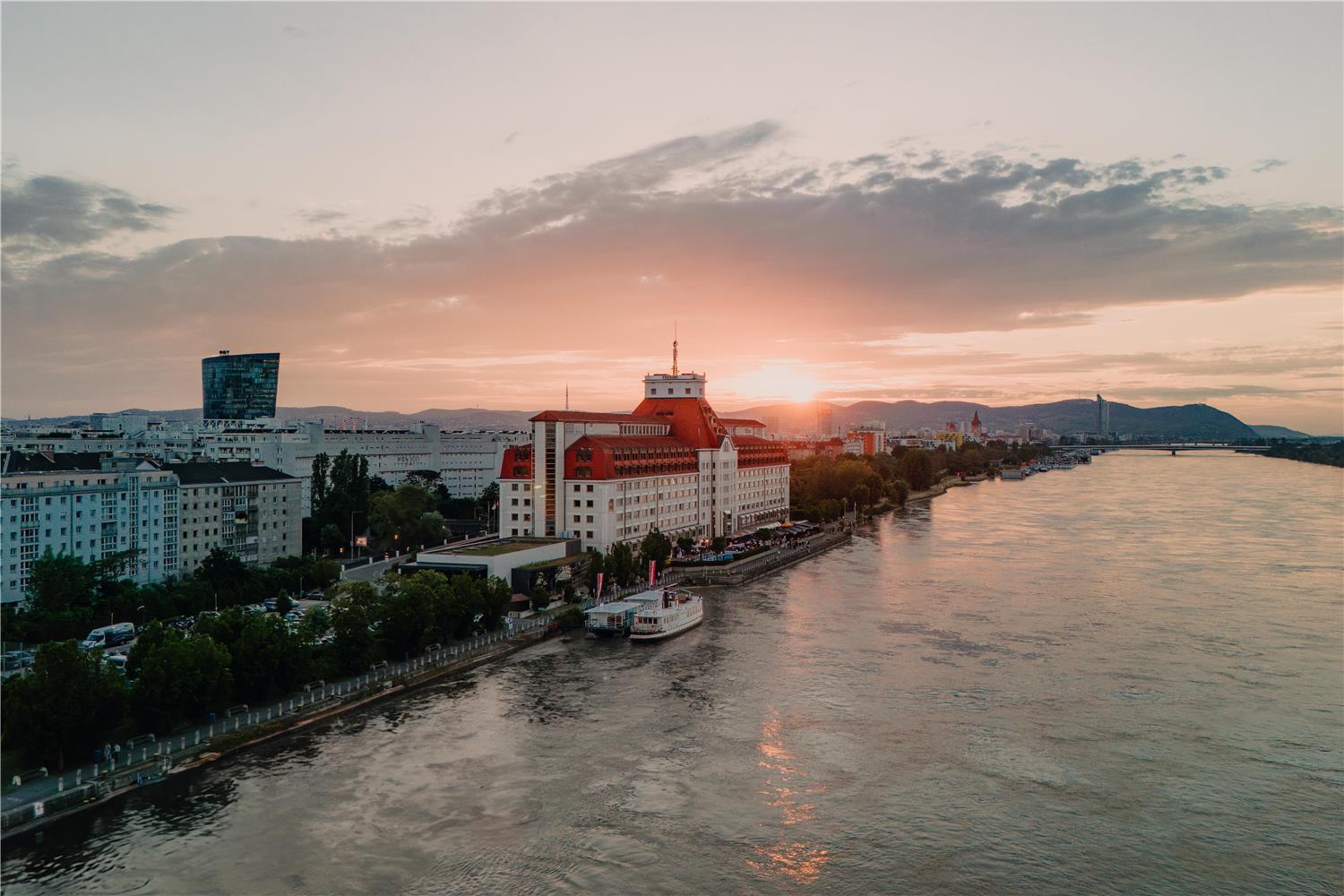 HILTON VIENNA DANUBE WATERFRONT 2304 — 10