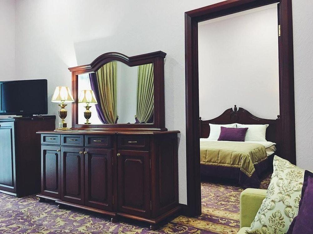 METROPOL HOTEL — 8