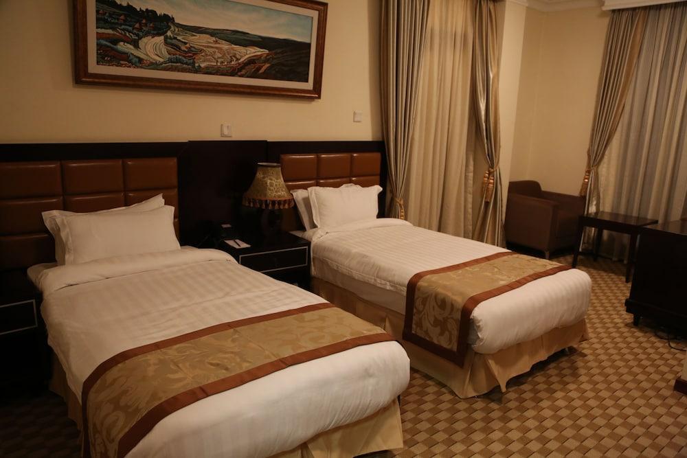 Caravan Hotel — 10