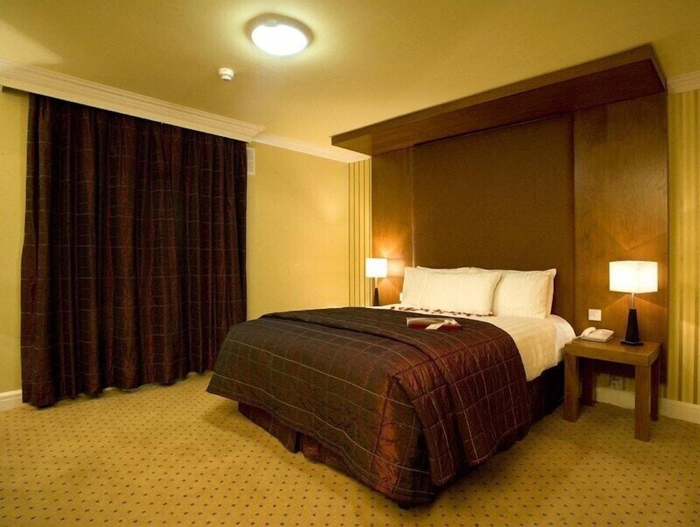 HAMLET COURT HOTEL 97549 — 4