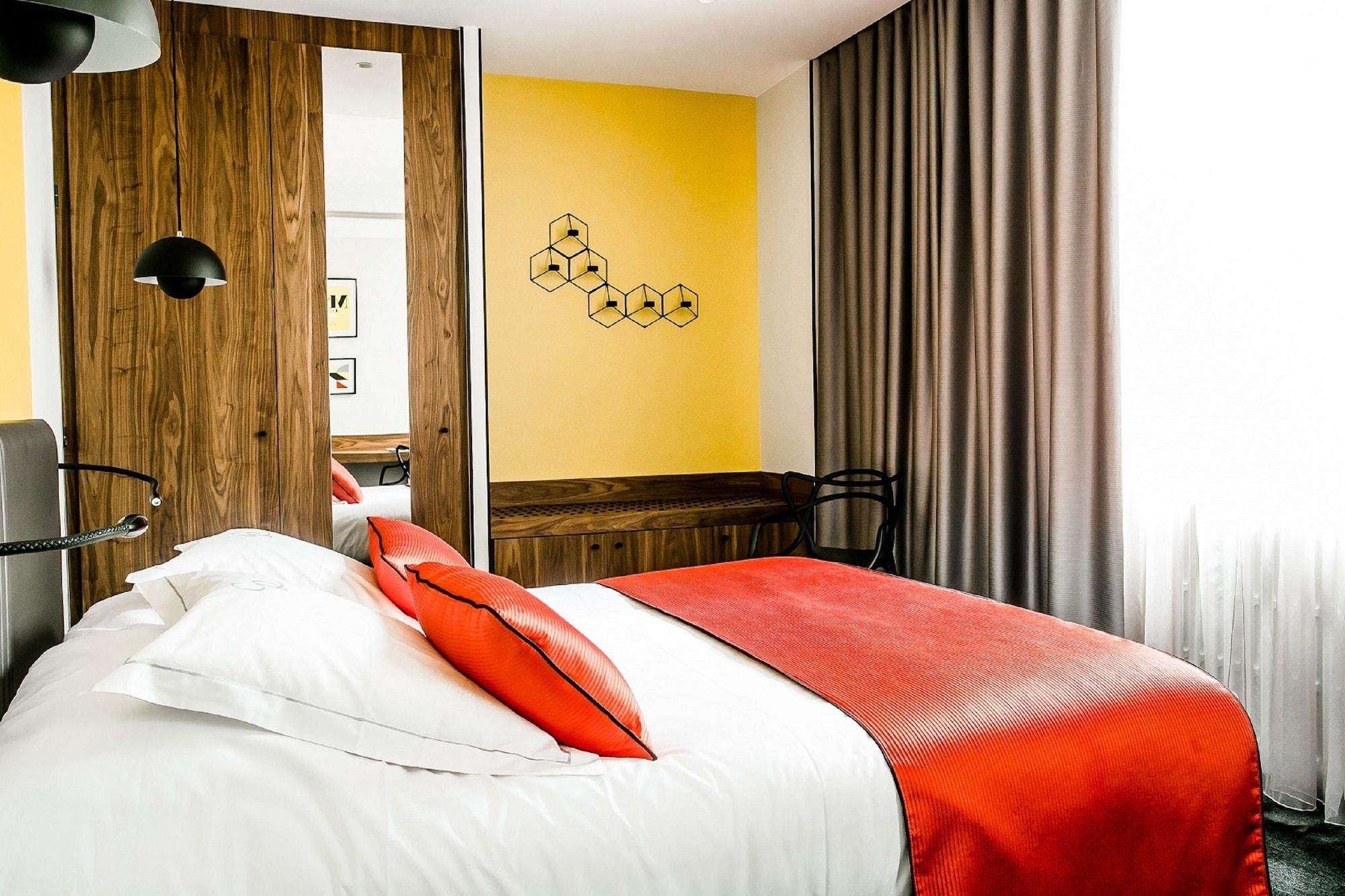 HOSTELLERIE DU CHAPEAU ROUGE — 10