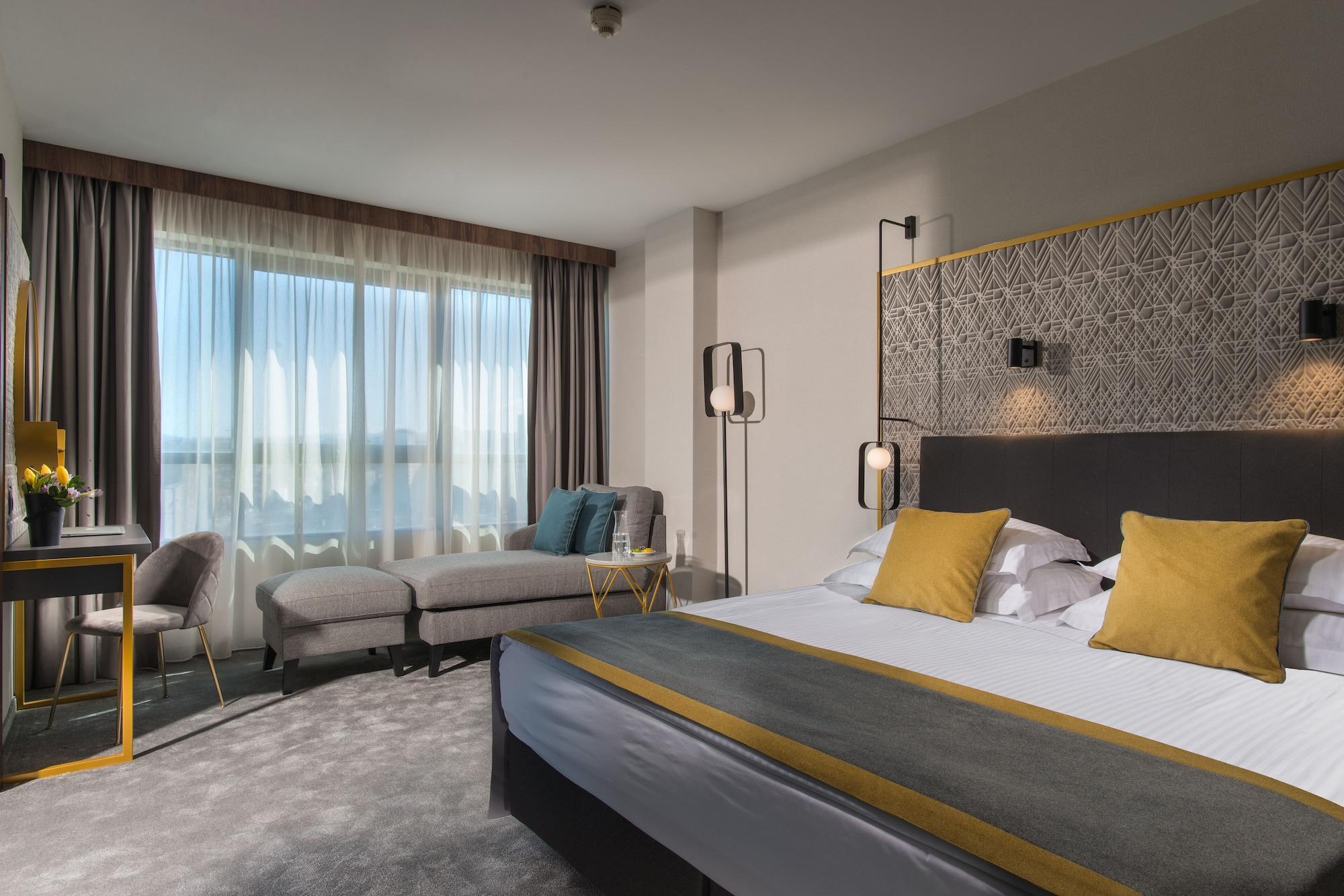 ROSSLYN CENTRAL PARK HOTEL — 10