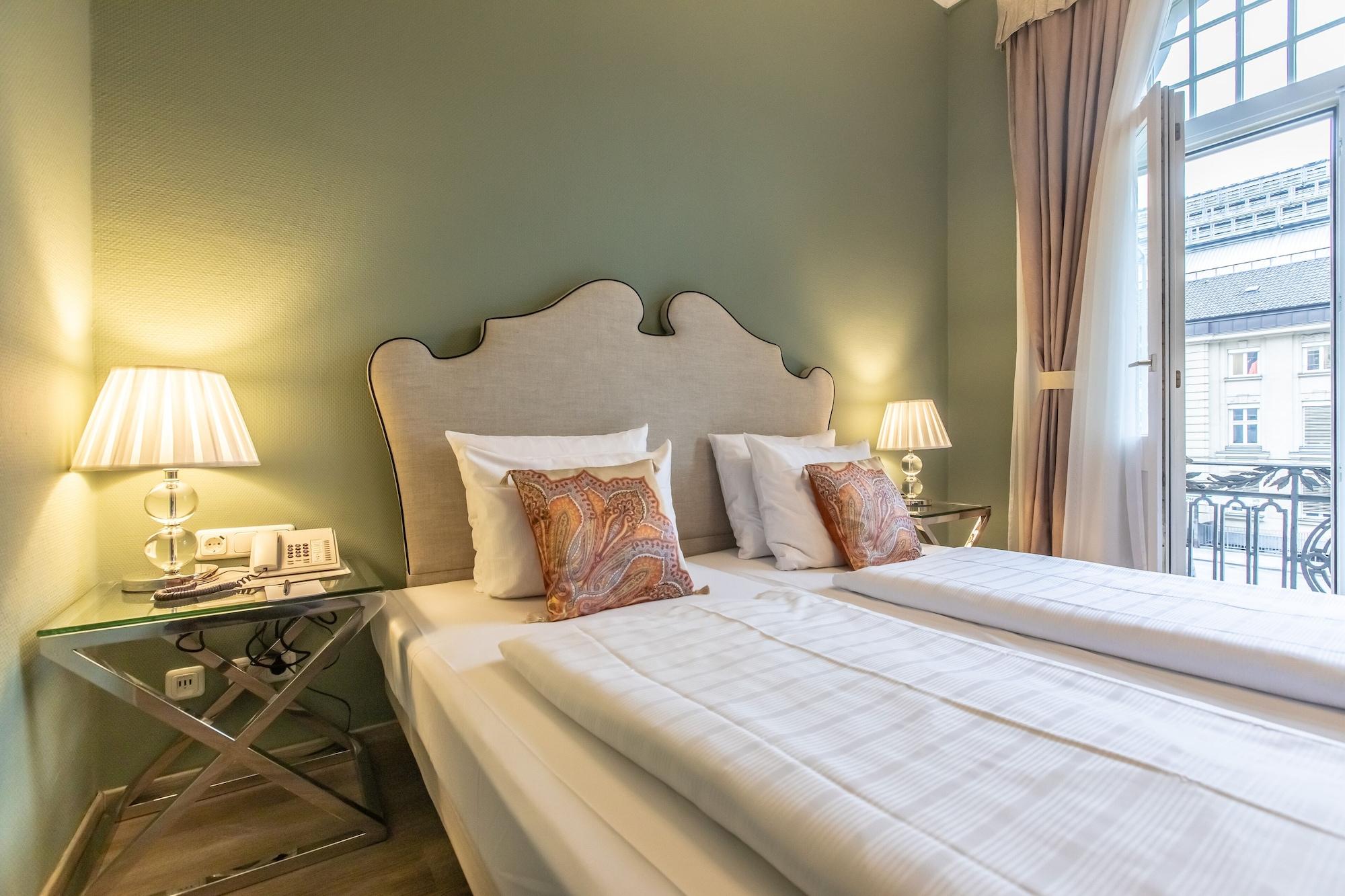 HOTEL MONOPOL 8224 — 6